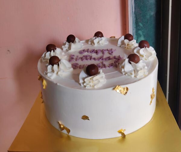 Silky Sweetness: Creamy Vanilla Cake